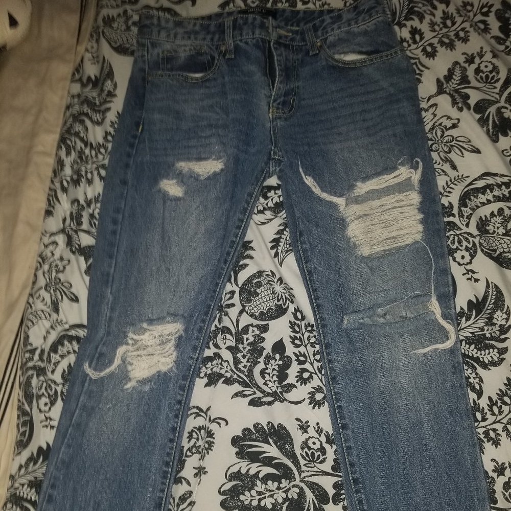 *LIKE NEW* FOREVER 21 JEANS RIPPED